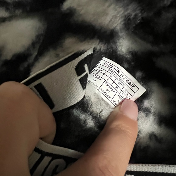 UGG Black & White Fluff Yeah Slippers - Picture 4 of 4